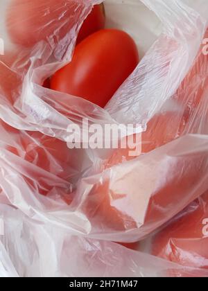 Rote Tomaten in einem transparenten Zellophanbeutel Stockfoto