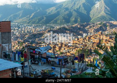 Petare-Viertel in Caracas, ist eines der größten und gefährlichsten in Lateinamerika. Hauptstadt der Gemeinde Sucre im Bundesstaat Mirand Stockfoto
