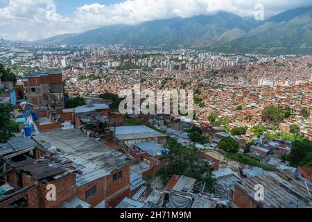 Petare-Viertel in Caracas, ist eines der größten und gefährlichsten in Lateinamerika. Hauptstadt der Gemeinde Sucre im Bundesstaat Mirand Stockfoto