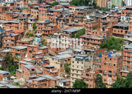 Petare-Viertel in Caracas, ist eines der größten und gefährlichsten in Lateinamerika. Hauptstadt der Gemeinde Sucre im Bundesstaat Mirand Stockfoto