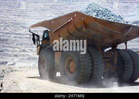 Riesiger Muldenkipper, der in einer Kupfermine im Tagebau im Norden Chiles mit Mineralien beladen ist Stockfoto