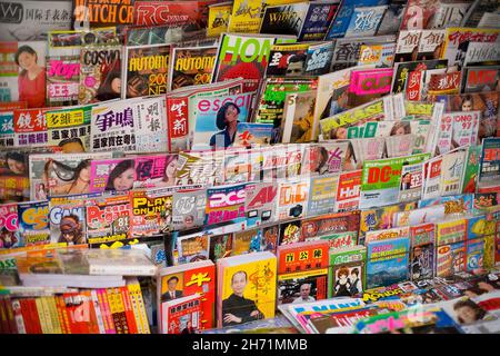 Sheung Wan, Hong Kong Island, Hong Kong, China, Asien - Zeitschriften auf einem Straßenkioské im Westen Hongkongs, Stockfoto