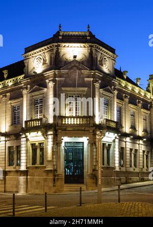 Castelo Branco, Portugal - 18 2021. November: Zentralbank von Portugal in Castelo Branco Historisches Zentrum bei Nacht gesehen Stockfoto