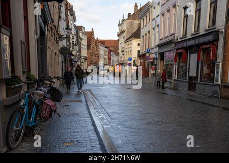 Brügge, Belgien - 5. November 2021: Straßenansicht der Altstadt von Brügge. Das historische Stadtzentrum ist ein prominentes Weltkulturerbe der UNESCO Stockfoto