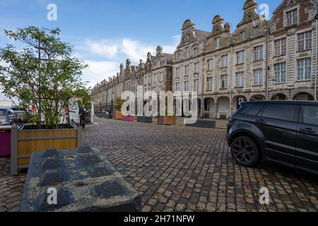 Arras, Frankreich - 4. November 2021: Marktplatz von Arras, Frankreich. UNESCO-Weltkulturerbe. Hausfassaden im flämischen Stil vor einem dunkelgrauen Himmel Stockfoto