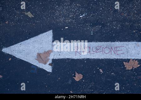 Rom, Italien. 19th. November 2021. Pfeil entlang der Straße in Rom (Foto: Matteo Nardone/Pacific Press) Quelle: Pacific Press Media Production Corp./Alamy Live News Stockfoto