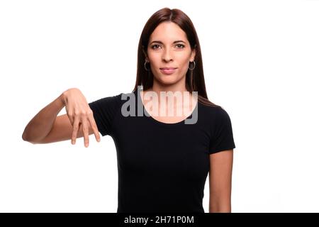 Isoliert auf weißem Hintergrund Brünette Frau sagen Buchstaben M in spanischer Gebärdensprache Stockfoto