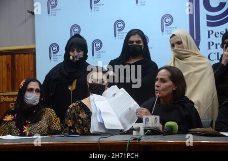 Peshawar, Khyber Pakhtunkhwa, Pakistan. 19th. November 2021. Transgender Farzana spricht auf einer Pressekonferenz im pakistanischen Presseclub Peshawar. (Bild: © Hussain Ali/Pacific Press via ZUMA Press Wire) Stockfoto