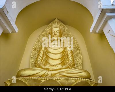 Meditierende buddha goldene Statue aus dem niedrigen Winkel im Kloster am Morgen Bild wird am japanischen Tempel shanti Stupa darjeeling West bengalen indien genommen. Stockfoto