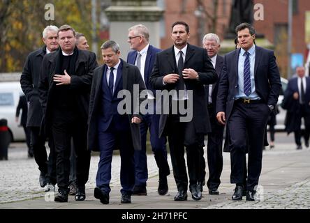 Der ehemalige Chelsea-Manager Frank Lampard (Mitte rechts) und der ehemalige Manager von Manchester United, Sir Alex Ferguson (Rückseite), nehmen an der Gedenkfeier in der Kathedrale von Glasgow Teil. Am 26th. Oktober 2021 wurde bekannt gegeben, dass der ehemalige Schottland, Rangers und Everton-Manager Walter Smith im Alter von 73 Jahren gestorben war. Bilddatum: Freitag, 19. November 2021. Stockfoto