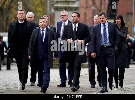 Der ehemalige Chelsea-Manager Frank Lampard (Mitte rechts) und der ehemalige Manager von Manchester United, Sir Alex Ferguson (Rückseite), nehmen an der Gedenkfeier in der Kathedrale von Glasgow Teil. Am 26th. Oktober 2021 wurde bekannt gegeben, dass der ehemalige Schottland, Rangers und Everton-Manager Walter Smith im Alter von 73 Jahren gestorben war. Bilddatum: Freitag, 19. November 2021. Stockfoto