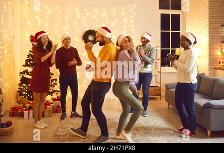 Überfröhliche Freunde tanzen feiern gemeinsam Winterferien Stockfoto