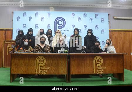 Peshawar, Khyber Pakhtunkhwa, Pakistan. 19th. November 2021. Transgender Farzana spricht auf einer Pressekonferenz im pakistanischen Presseclub Peshawar. (Bild: © Hussain Ali/Pacific Press via ZUMA Press Wire) Stockfoto