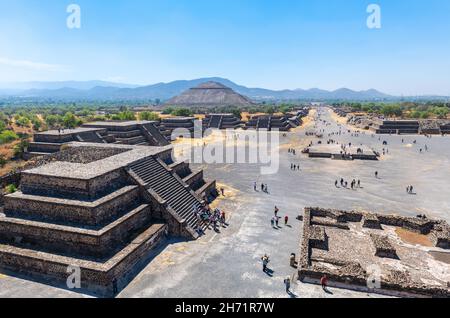 Archäologische Stätte in Teotihuacan mit Sonnenpyramide und Totenkalve von der Mondpyramide aus gesehen, Mexiko. Konzentrieren Sie sich auf die Sonnenpyramide im Hintergrund. Stockfoto