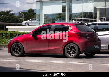 Chiangmai, Thailand - Oktober 6 2021: Privater Öko-Wagen Mazda 2. Auf der Straße Nr. 1001 8 km vom Chiangmai Business Area. Stockfoto