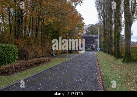 Herve, Belgien - 2. November 2021: Die Festung von Battice wurde im Jahr 1930s als Teil der befestigten Position von Lüttich errichtet. Lüttich. Herbstregentag Stockfoto