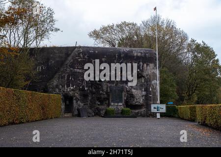 Herve, Belgien - 2. November 2021: Die Festung von Battice wurde im Jahr 1930s als Teil der befestigten Position von Lüttich errichtet. Lüttich. Herbstregentag Stockfoto