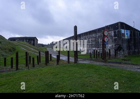 Herve, Belgien - 2. November 2021: Die Festung von Battice wurde im Jahr 1930s als Teil der befestigten Position von Lüttich errichtet. Lüttich. Herbstregentag Stockfoto