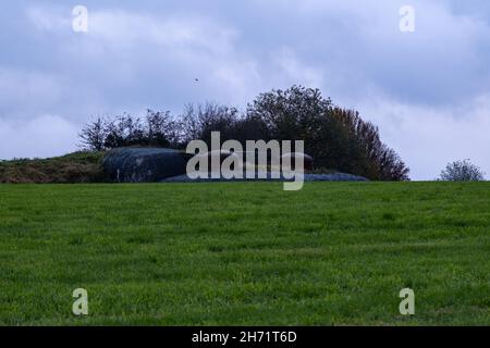 Herve, Belgien - 2. November 2021: Die Festung von Battice wurde im Jahr 1930s als Teil der befestigten Position von Lüttich errichtet. Lüttich. Herbstregentag Stockfoto