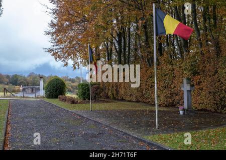 Herve, Belgien - 2. November 2021: Die Festung von Battice wurde im Jahr 1930s als Teil der befestigten Position von Lüttich errichtet. Lüttich. Herbstregentag Stockfoto