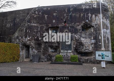 Herve, Belgien - 2. November 2021: Die Festung von Battice wurde im Jahr 1930s als Teil der befestigten Position von Lüttich errichtet. Lüttich. Herbstregentag Stockfoto