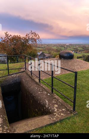 Herve, Belgien - 2. November 2021: Beobachtungsposten MN29 war Teil der Festung von Battice. Lüttich. Herbstregentag. Selektiver Fokus Stockfoto