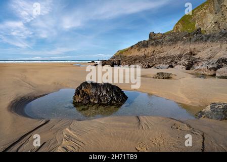 perranporth Strand an der Nordküste von cornwall liegt drei Meilen von goldenem Sand, zerklüfteten Klippen und Felsenpools. Stockfoto