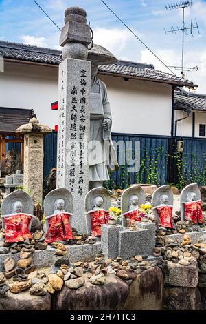 Kyoto, Japan, Asien - 4. September 2019 : kleiner Friedhof in der Nähe von Arashiyama Bamboo Grove Stockfoto