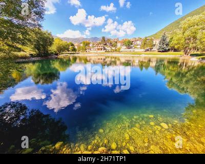 Himmel und Wolken spiegeln sich im See Scanno in den Abruzzen, Italien Stockfoto