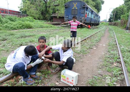 Schulunterricht, Beratungsunterstützung und erste-Hilfe-Techniken für Straßenkinder. Kalkutta, Indien. Stockfoto