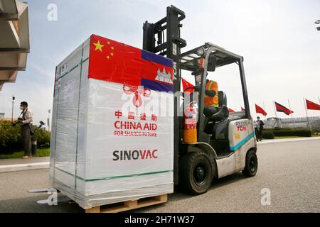 (211119) -- PEKING, 19. November 2021 (Xinhua) -- Ein Arbeiter übergibt eine Charge von Sinovac COVID-19-Impfstoffen, die von China auf dem Internationalen Flughafen von Phnom Penh in Phnom Penh, Kambodscha, am 17. November 2021 gespendet wurden. (Foto von Fearum/Xinhua) Stockfoto