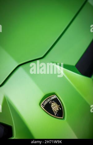 BUKAREST, RUMÄNIEN - 10. Oktober 2021: Illustrative redaktionelle Darstellung das Lamborghini-Logo auf einem Auto. Stockfoto