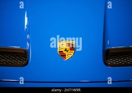 BUKAREST, RUMÄNIEN - 10. Oktober 2021: Illustratives redaktionelles Bild das Porsche-Logo auf einem Auto. Stockfoto