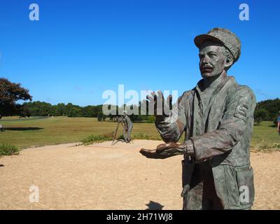 Nahaufnahme von Willis Dough, dem Freund der Wright Brothers, der den ersten Flug mithalf und dabei war, und im Hintergrund John T. Daniels, der ihn fotografierte, Stockfoto