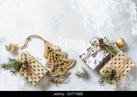 Weihnachtsmockup. Flaches Lay mit weihnachtlichen Dekorationen auf grauem Steingrund. Speicherplatz kopieren. Stockfoto