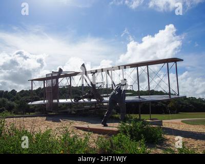 Rückansicht Silhouette von Orville Wright und Wilbur Wright auf der Bronzeskulptur vom 17. Dezember 1903 von Stephen H. Smith im Wright Brothers National Stockfoto