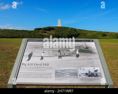 Informationsplakat auf dem Gelände des Wright Brothers National Monument auf dem Big Kill Devil Hill in Kill Devil Hills, North Carolina, USA, 2021, © Stockfoto