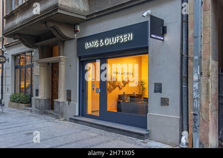 Belgrad, Serbien - 29. Oktober 2021: Berühmter Technologieladen der dänischen Marke Bang and Olufsen. Stockfoto