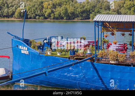 Belgrad, Serbien - 04. Oktober 2021: Schwimmendes Restaurant Blue Barge am Fluss Sava. Stockfoto