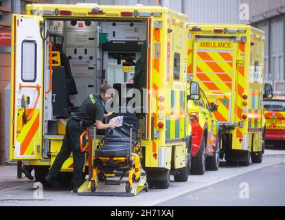 London, Großbritannien 19 Nov 2021 Ein stetiger Strom von Patienten, die im Royal London Hospital in Whitechapel ankommen. Der NHS steht unter starkem Druck, Covid-Fälle steigen an und allein in England gibt es einen Rückstand von mehr als 5,7 Millionen Patienten. Krankenhäuser sind seit November 2020 mehr belegt als zu jeder anderen Zeit. Da der Winter einzieht und die Wahrscheinlichkeit weiterer Grippefälle steigt, ist der NHS am Bruchpunkt. Nur 3 von 5 Patienten mit A & E werden innerhalb von 4 Stunden gesehen, und GPS hat im Jahr 2021 mehr Menschen gesehen als in den letzten 2 Jahren. In der Woche zum 16th. November stiegen die Covid-positiven Fälle im Vergleich zu den vorherigen um 14,6 % Stockfoto