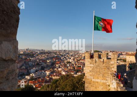 Lissabon, Portugal. Blick auf die Stadt von Castelo de Sao Jorge. Portugiesische Flagge, die vom Turm aus fliegt. Stockfoto