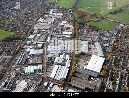 Luftaufnahme aus dem Osten von Stag Industrial Estate (und auch Altrincham Business Park auf der rechten Seite hier), Broadheath, Altrincham, Greater Manchester Stockfoto