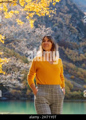 Porträt einer jungen Reisenden Frau in herbstlichen Bergen. Stockfoto