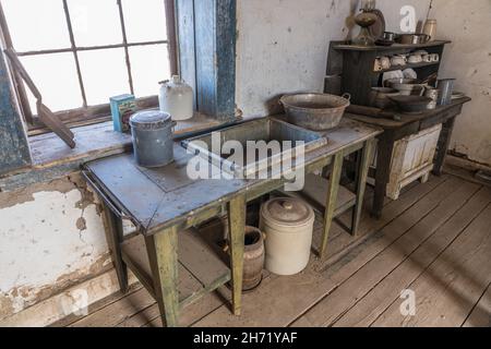 Das Metallwaschbecken in der Küche des alten Stratford Hotels in der Geisterstadt Shakespeare, New Mexico. Stockfoto
