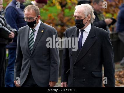 Der ehemalige keltische Manager David Hay (rechts) nimmt an der Gedenkfeier in der Kathedrale von Glasgow Teil. Am 26th. Oktober 2021 wurde bekannt gegeben, dass der ehemalige Schottland, Rangers und Everton-Manager Walter Smith im Alter von 73 Jahren gestorben war. Bilddatum: Freitag, 19. November 2021. Stockfoto