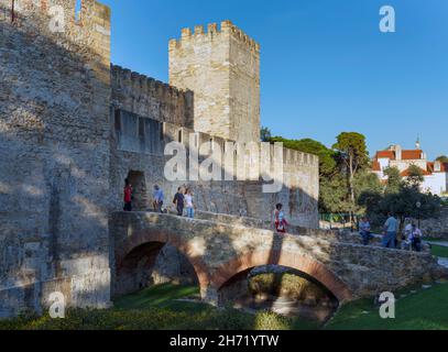 Lissabon, Portugal. Eingang zum Castelo de Sao Jorge. Das Schloss von Saint George. Stockfoto