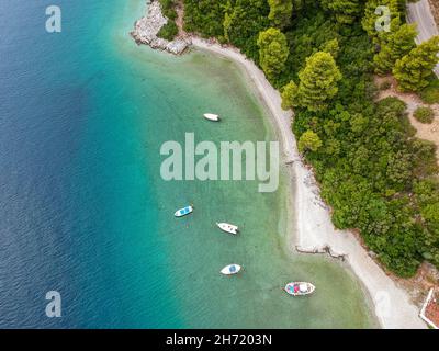 Atemberaubende Landschaft über der griechischen Insel Skopelos im Herbst. Skopelos ist die größte Insel des Sporaden-Komplexes und bedeckt 96 Quadratkilometer mit 80% seiner Fläche Stockfoto