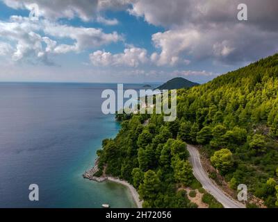 Atemberaubende Landschaft über der griechischen Insel Skopelos im Herbst. Skopelos ist die größte Insel des Sporaden-Komplexes und bedeckt 96 Quadratkilometer mit 80% seiner Fläche Stockfoto