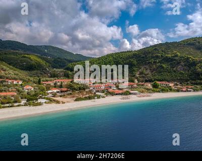 Atemberaubende Landschaft über der griechischen Insel Skopelos im Herbst. Skopelos ist die größte Insel des Sporaden-Komplexes und bedeckt 96 Quadratkilometer mit 80% seiner Fläche Stockfoto