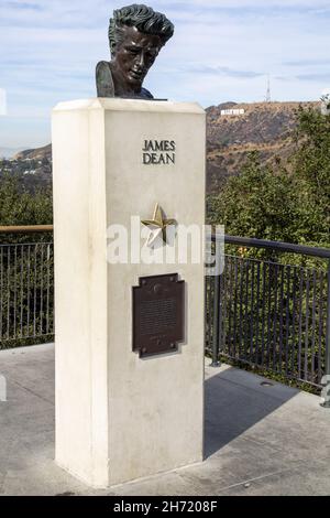 LOS ANGELES, USA - 19. Nov 2019: Die Büste von James Dean am Griffith Observatory mit Blick auf Hollywood in Los Angeles, Kalifornien Stockfoto